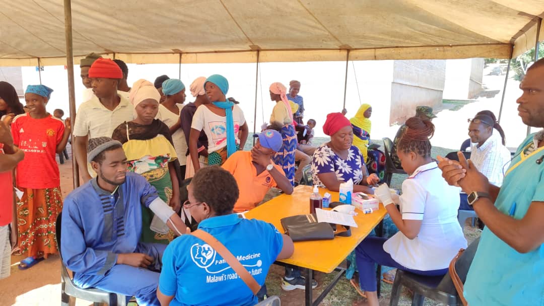 Health workers providing counselling services to smokers in Mangochi